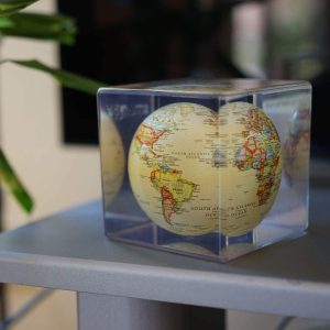 Mova Globe Yellow Political Cute auf einem Tisch liegend