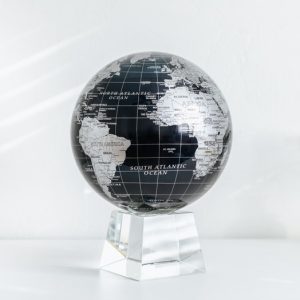 Mova Globe Black und Silber 8,5" auf einem Crystal-Standfuß