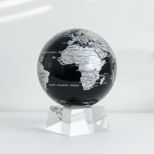 MOVA Globus schwarz und silber 6" auf einem Kristallsockel