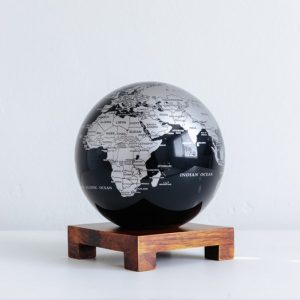 MOVA Globus schwarz und silber 6" auf einem Holzsockel