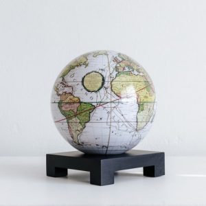 mova-globe-cassini-antique-6-avec-socle-noir.jpg
