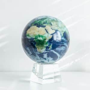 MOVA Globe Erde mit Wolken 8.5" auf einem Kristallsockel