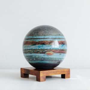 MOVA Globus Jupiter 6" auf einem schwarzen Sockel