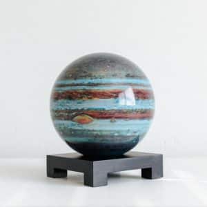 MOVA Globus Jupiter 6" auf einem Holzsockel