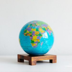 mova-globe-political-map-sur-socle-en-bois.jpg