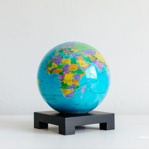 mova-globe-political-map-sur-socle-noir.jpg