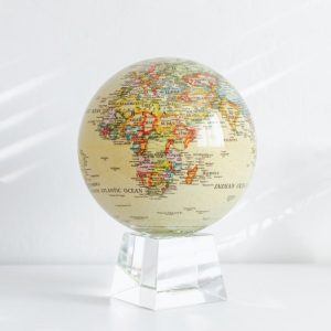 Mova Globe Politische Karte Gelb 8.5" auf einem Kristallsockel