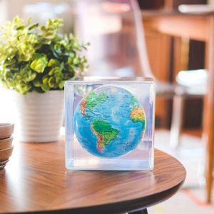 Mova Globe Relief Map Würfel auf einem Tisch liegend