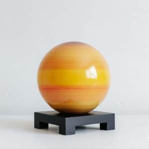 MOVA Globe Saturne 6" sur un socle noir