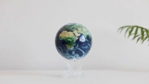 mova-globe-terrestre-avec-nuages.jpg