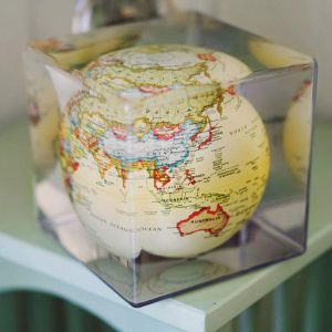 Mova Globe Yellow Political Cute auf einem Tisch liegend