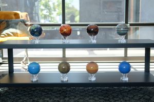 MOVA Globes Set mit 8 Planeten auf einem Regal stehend