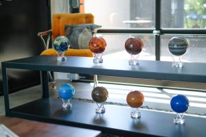 MOVA Globes Set mit 8 Planeten auf einem Regal stehend