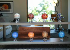 MOVA Globes Set mit 8 Planeten auf einem Regal stehend
