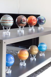 MOVA Globes Set mit 8 Planeten auf einem Regal stehend